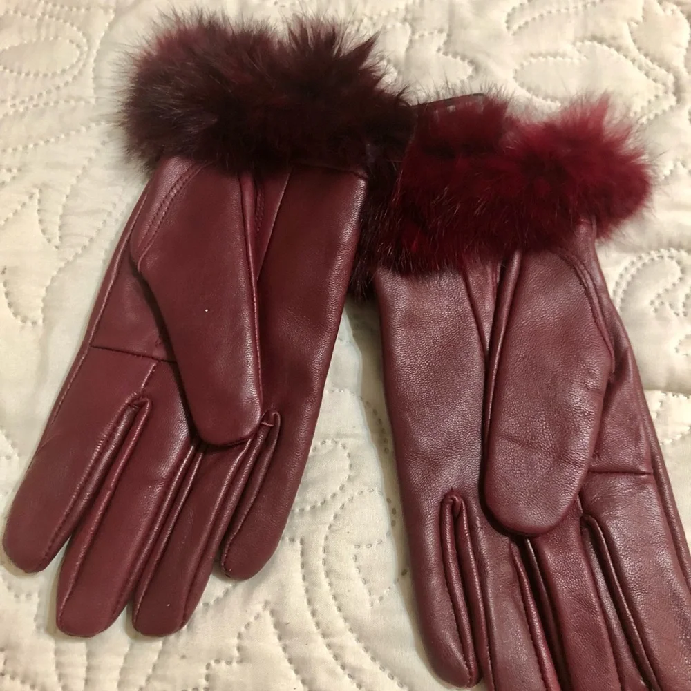 Elegant Burgundy Leather Gloves with Fur Trim - Picture 2 of 3